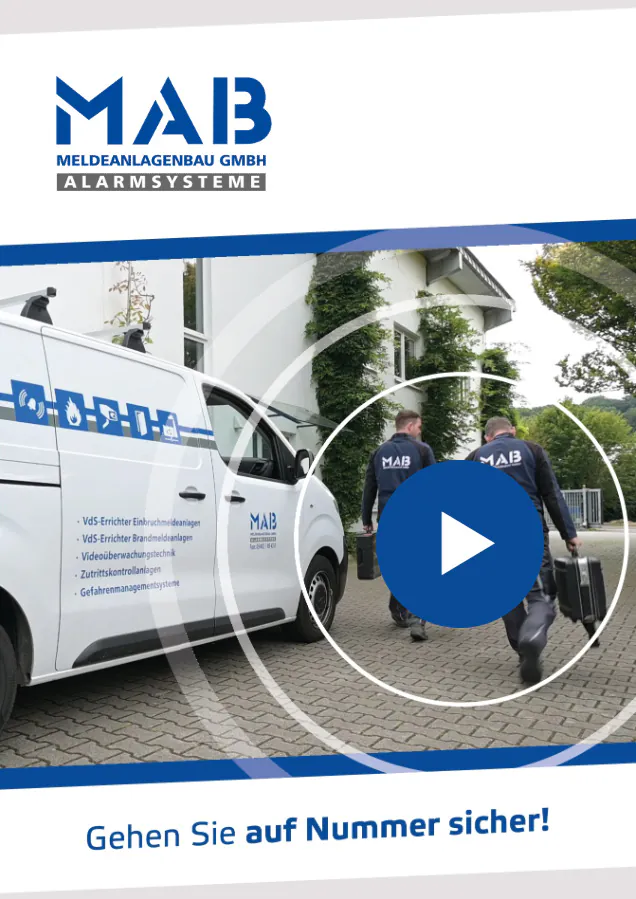 MAB-Servicetechniker mit Ausrüstung vor Firmenfahrzeug vor Wohnhaus